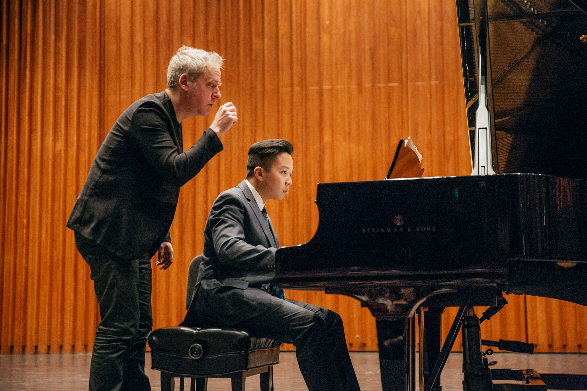 Pianist Jeremy Denk, a past winner of the MacArthur “genius” award, works with student Matthew Tso '19 on piano technique. 