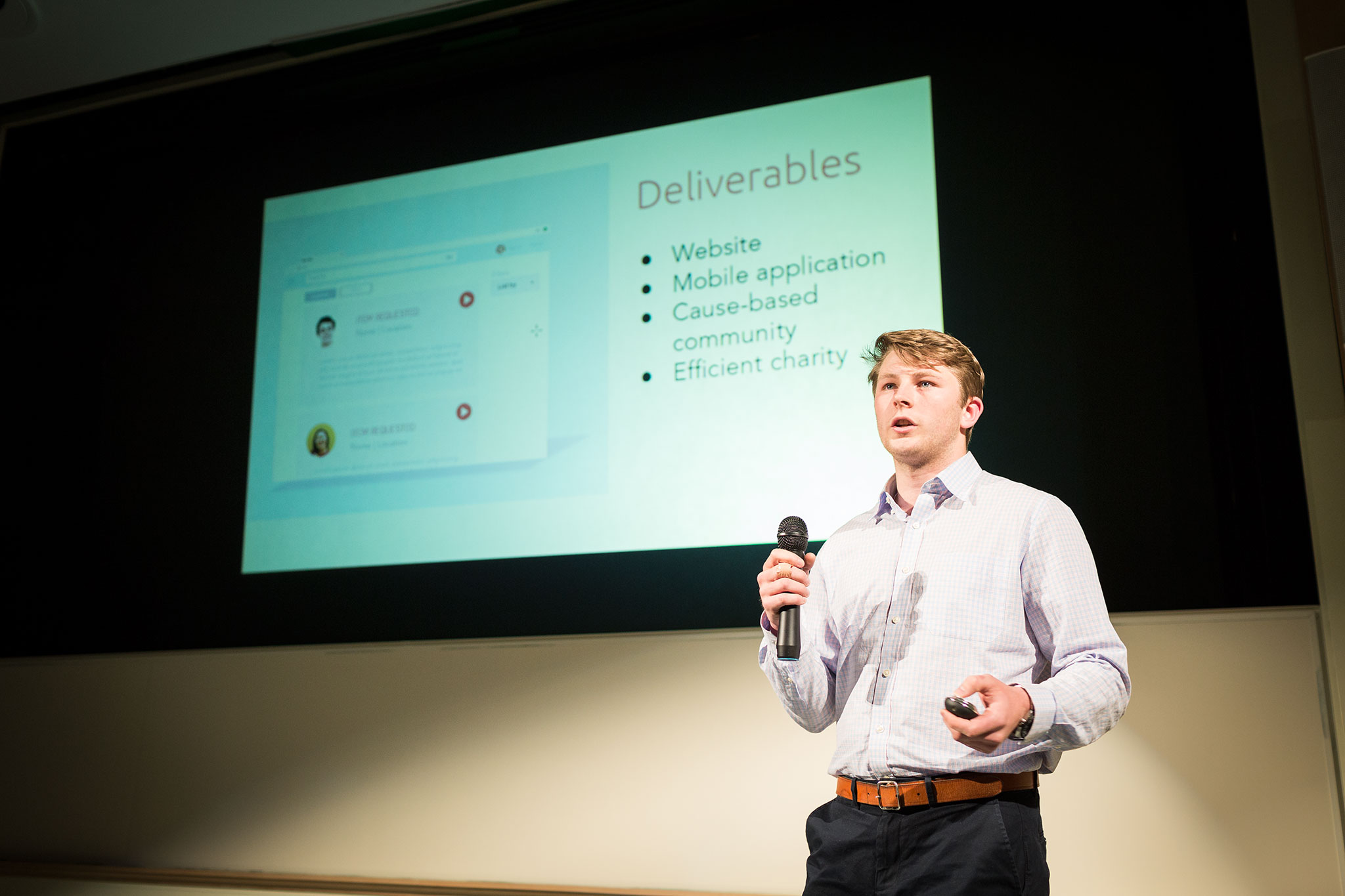 A student presents "Sharity" at the Pitch event in spring 2017.